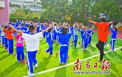 湛江市第二十五小学课间活动。