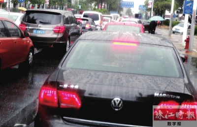 昨日早上，同济路附近因暴雨出现堵车。
珠江时报记者/戚伟雄摄