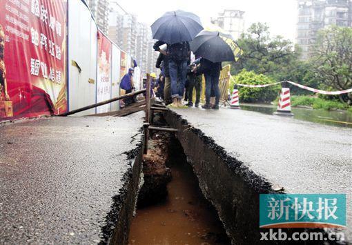 ■昨日,白云区怡新路发生地陷,路面裂开一条长缝并沉降,工人在现场抢修。