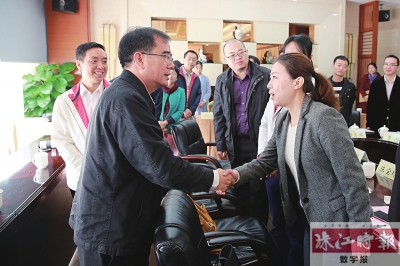 在“双向互派”挂职干部座谈会上，梁维东与挂职干部逐一握手交流。
珠江时报记者/方智恒摄