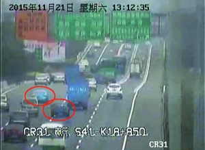 交通监控视频显示，两辆豪车（圈中所示）在车流中不断穿插。