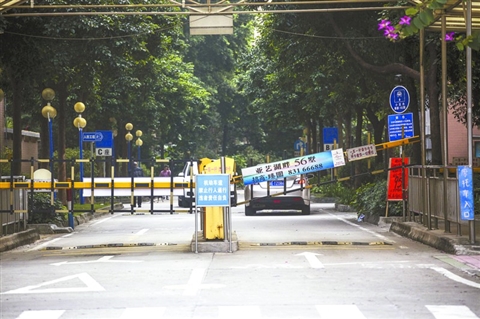 昨日，禅城区彩虹路，一小区车库进出口处的升降杆上设置了广告牌。