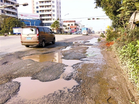 昨日,三水乐平科勒大道与康福路交界处,路面坑坑洼洼,还聚集了不少