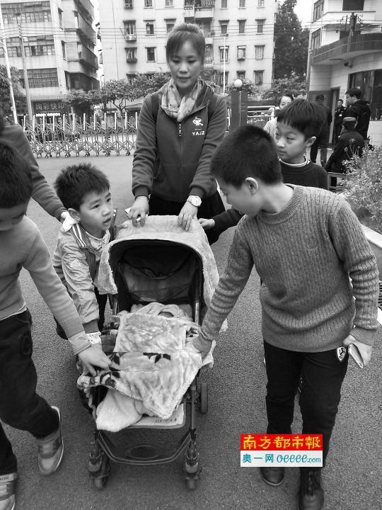 昨日,脱离危险的弃婴被送往福利院安置.通讯员供图