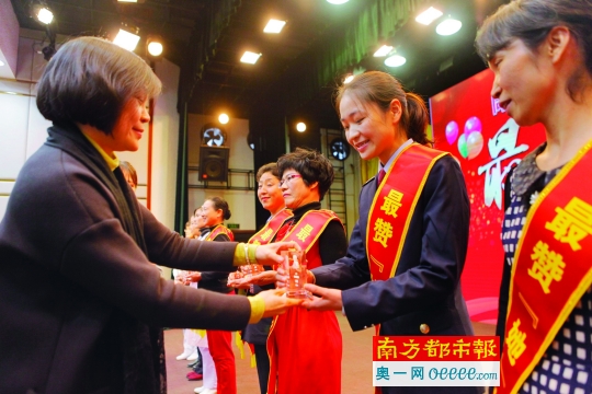 昨日下午，蓬江区蓬江会堂，“最美蓬江人”举行颁奖礼。南都记者 郑俊彬 摄