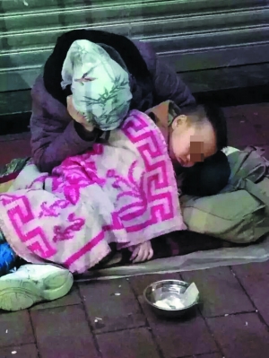 图为网上流传的乞讨母子照片。