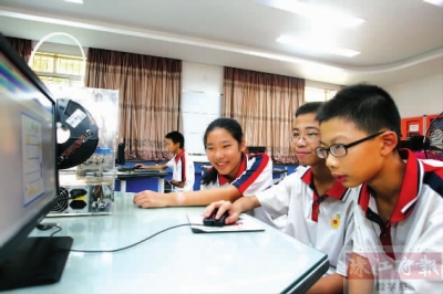 南庄三中学生在上机练习虚拟机器人的操作.