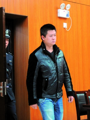 昨日,王晟某在庭审现场。信息时报记者 萧嘉宁 摄