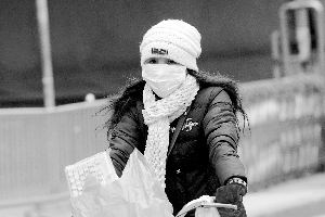下周一迎来最低温，市民出行不妨戴帽子、围巾、口罩（资料图）。信息时报记者 郭柯堂 摄