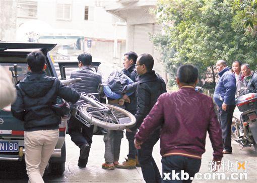 ■疑犯被押上车,所骑的自行车一并被带走。
