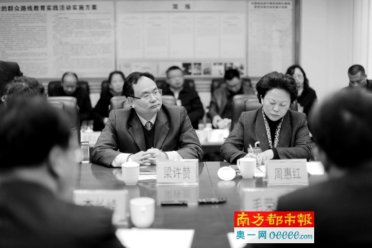 高新区(江海区)代表进行分组讨论。南都记者 郑俊彬 摄