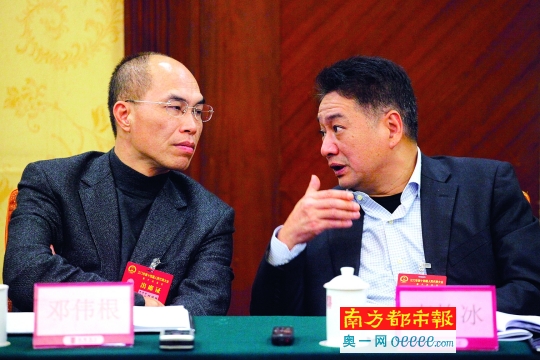 江门市长邓伟根(左)与恩平市委书记李灼冰在交流。南都记者 郑俊彬 摄