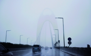 猎德大桥被雾雨笼罩，能见度低。