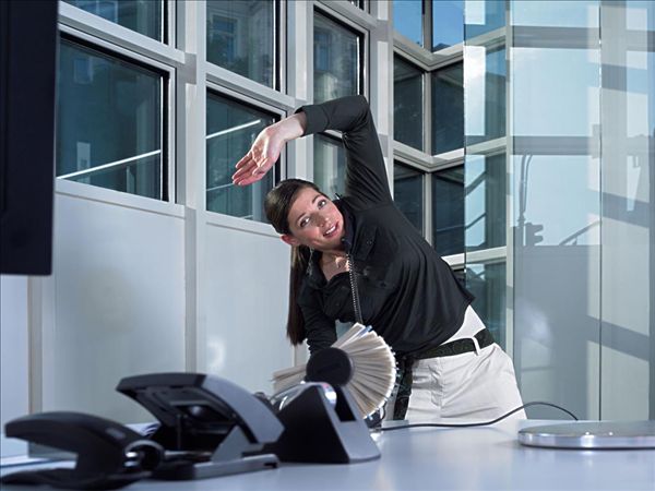 工作健康两不误 四组动作帮办公室白领练腰_佛