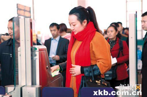 ■旅客扫描二维码通过自助登机门登机。