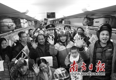 1日，D3608次列车准点驶出广州南站，132名“摩托骑手”带着家人踏上返乡之路。南方日报记者 吴伟洪 摄