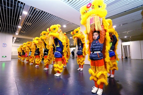 2月3日，西樵民乐小学学生正在排练　开场舞狮表演。/佛山日报记者张弘弢摄