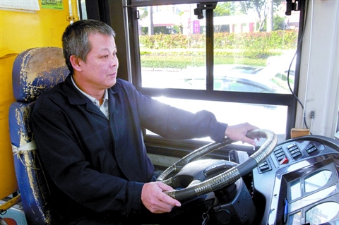 曾炳华驾驶着107路公交车，在禅城区岭南大道上行驶。 　　/佛山日报记者甘建华摄