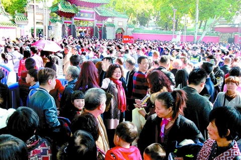 昨日上午，祖庙门前挤满了来祈福的民众。/佛山日报记者甘建华摄