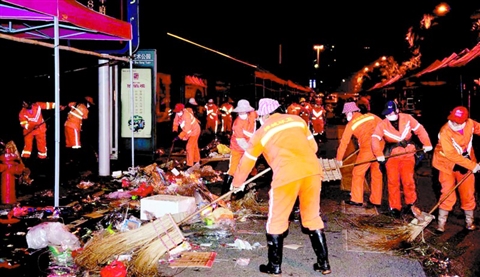 前日除夕夜，禅城环卫工人连夜清扫花街。/通讯员摄
