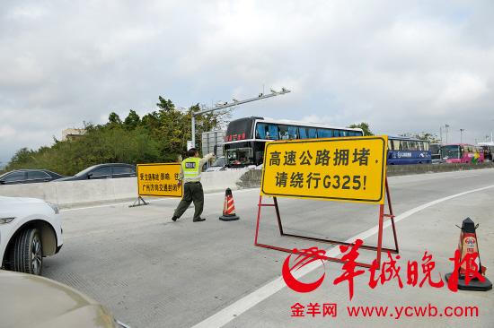 　　昨日，G15沈海高速往广州方向继续瘫痪，图为阳江新墟口一度进行交通管制