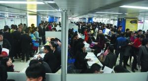 猴年广州首场大型综合招聘会昨在南方人才市场拉开帷幕,200多家企业提供近4500个职位,吸引众多求职者入场应聘。信息时报记者 叶伟报 摄