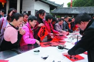 昨日上午，广府庙会祈福文化活动在光孝寺、大佛寺等举办，20多位书画名家为市民即席挥毫送书画作品。信息时报记者 梁钜聪 实习生 林婕 摄