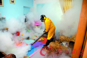 秘鲁利马省，一名工作人员用化学药剂驱蚊。 新华社发