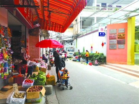 昨日11时许，小贩在凤城幼儿园门口摆卖。