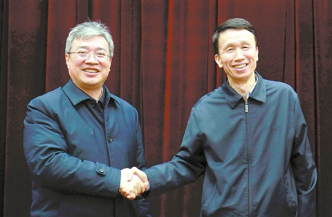 27日，全市领导干部大会上，省人大常委会副主任刘悦伦与新任市委书记鲁毅（左）握手留影。 　　/佛山日报记者甘建华摄