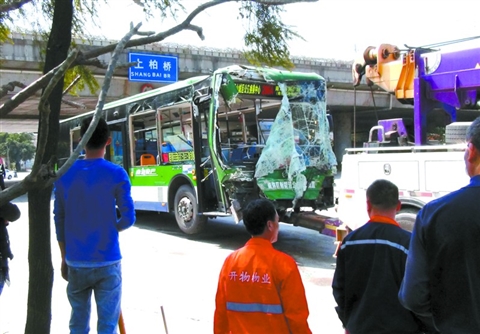 昨日中午1时多，救援车辆准备将涉事公交车拖走。