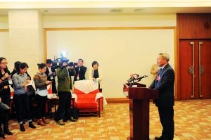 广东省人大常委会主任黄龙云一抵京就接受媒体采访。