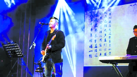 2月28日晚，“平安三水警营礼赞”文艺汇演上，程伟彪深情演唱自己创作的歌曲《父亲》。(受访者供图)