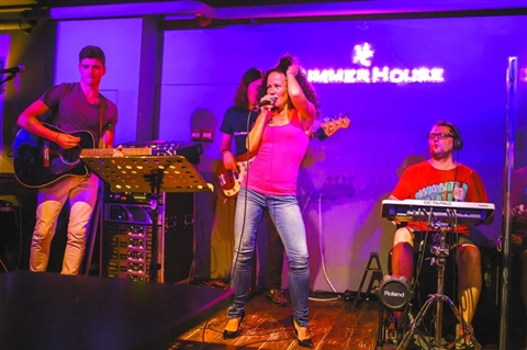 美食与酒水兼得 来酒吧感受属于佛山人的小情