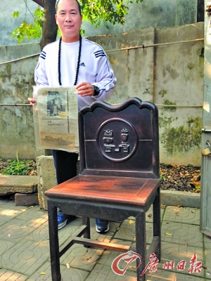 李文迁和他收藏的新宁铁路四九站用过的广式八宝酸枝椅。他手中图片为新宁铁路创办人陈宜禧。