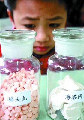 毒祸猛于虎，孩子的眼神都有些害怕。昨日，40余家庭参加禁毒教育倡导行动之亲子珍爱生命活动，走访市强制隔离戒毒所。 　　/佛山日报记者甘建华摄