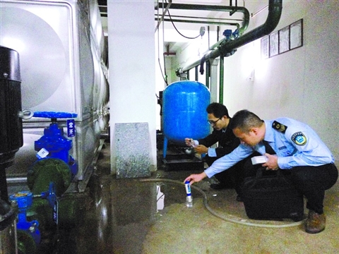 卫生监督员在快速检测二次供水的水质。