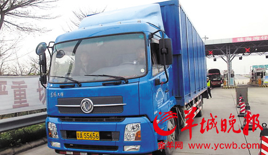 货车运输危化品多项违规 被珠海交警设点检查