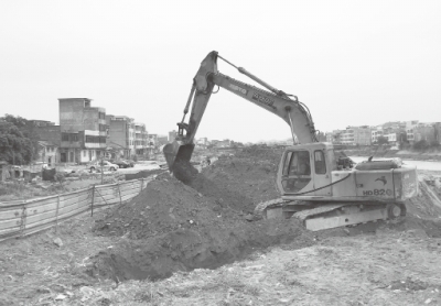 一台挖掘机修建通往镇安路的排污管道。周道来 摄