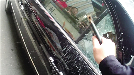 民警用摩托车锁砸车窗 通讯员 胡康博 摄