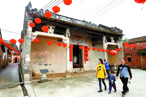 昨日，市民在朗锦村祠堂流连。