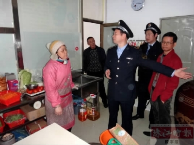 禅城区食药监局执法人员检查小餐饮店的安全卫生等情况。