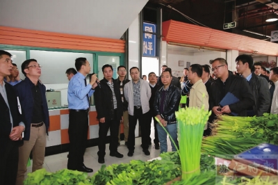 南海区农贸市场快检电子信息公示屏建设工作现场会召开，副区长陈绍文等参观里水铜锣湾广场农贸市场。珠江时报记者/方智恒摄