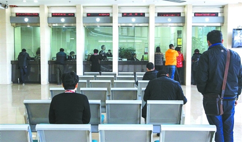 在股市震荡、央行降准降息背景下，理财市场高收益产品难寻。（资料图片）佛山日报记者周春摄