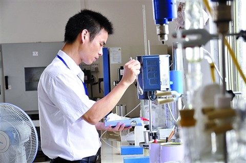 合众化工的研发人员正在做研究。（资料图）