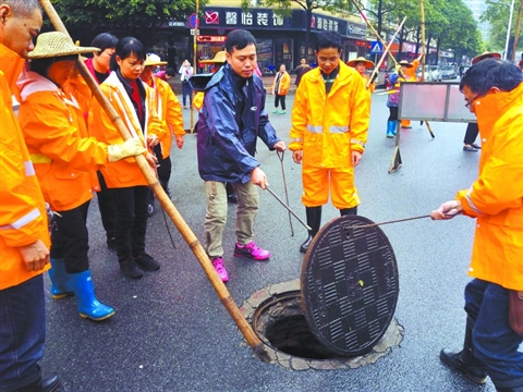本月22日，西南市政管理局工作人员在西南城区部分路段开展应急排涝演练。/佛山日报记者林洛峰摄