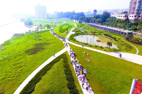 徒步市民途经海滨公园。/图片均由佛山日报记者黎汉沿摄