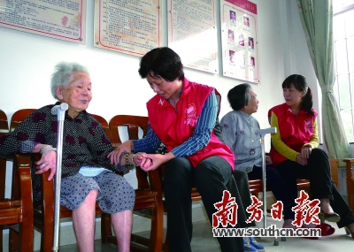 在新会区北门社区星光老人之家,义工同老人谈心。 杨兴乐 摄