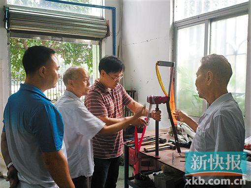 ■黎伟明(左一)在传统色板搜集等方面做了很多工作。