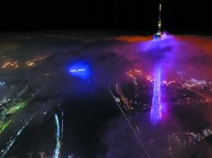 昨晚9时35分,无人机航拍广州塔,塔身在云层之上如仙境一般。信息时报记者 萧嘉宁 摄